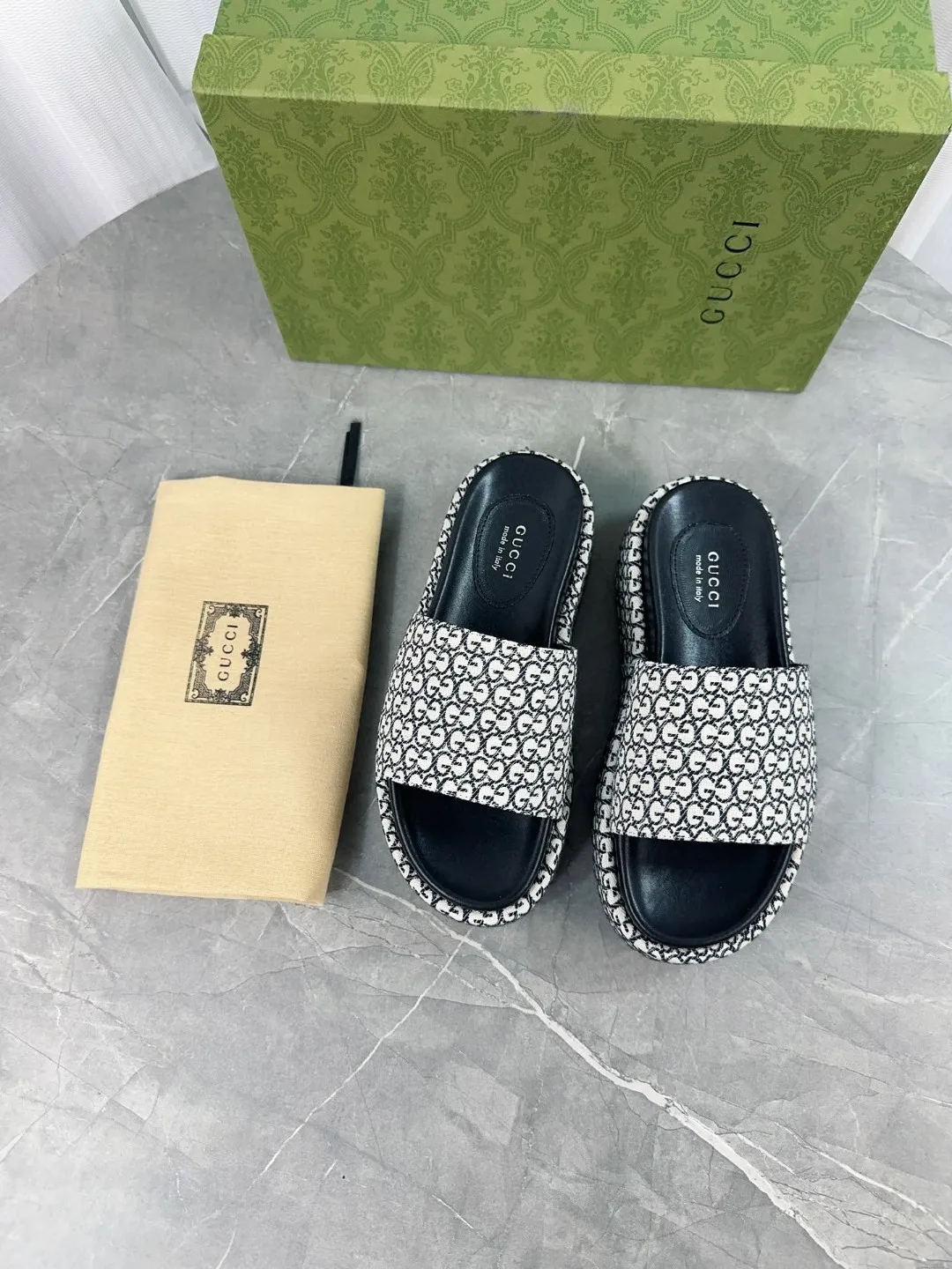 👟👟Ex-factory price 380👟👟 2024 Gucci high version latest limited edition thick-soled slippers. Top quality for sale. Purchase authentic products for development. The material and craftsmanship are consistent with the original. Upper: original jacquard craftsmanship and special printing craftsmanship. Lining: mixed sheepskin. Outsole: Italian private model outsole. Size: 35-40 yards, (41 to 44 yards can be customized). Bottom thickness: 5.5cm, forefoot 4cm.